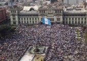 Üst düzey yetkililerle ilgili bir yolsuzluk davasına karşı Guatemala City’de yapılan protestonun havadan görünümü 25 Nisan 2015 | Fotoğraf: AFP
