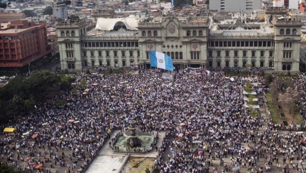 Üst düzey yetkililerle ilgili bir yolsuzluk davasına karşı Guatemala City’de yapılan protestonun havadan görünümü 25 Nisan 2015 | Fotoğraf: AFP