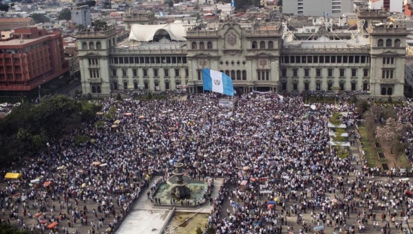 Guatemala’da Onbinlerce Kişi Yolsuzlukları Protesto Etti