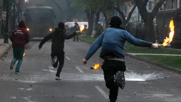 Şili’li öğrenciler 16 Nisan 2015 tarihinde başkent Santiago’da daha iyi bir kamusal eğitim talebiyle gösteri düzenledi, çevik kuvvet polisi ile çatıştı 
