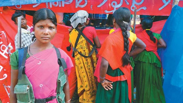 Hindistan'ın kırsal bölgelerinde yaşayan kadınlar yoksulluk ve patriyarka nedeniyle Maoistlere katılıyorlar…