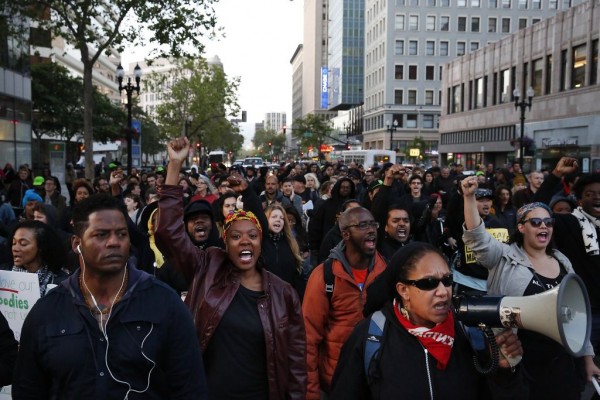23 Mayıs günü Oakland, California’da düzenlenen Siyah Gençlik Projesi tarafından çağrısı yapılan “siyah kadınları yaşamdan koparan devlet destekli şiddet” eylemine katılan Cat Brooks slogan atarken görülüyor. Fotoğraf: Leah Millis