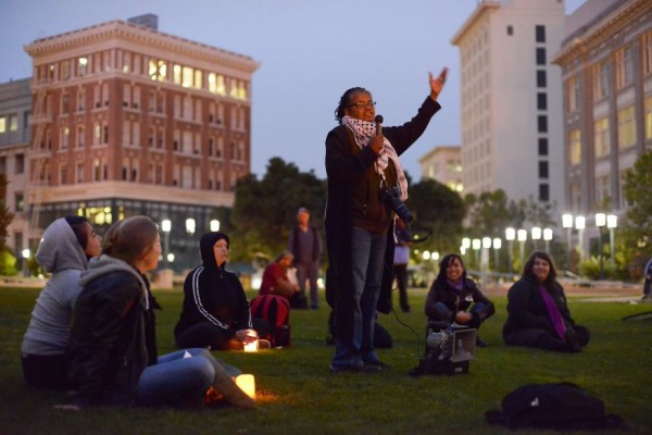 Mayıs 25 Pazar günü Oakland, Kaliforniya’da Frank Ogawa Plaza protestocularından Angela Wellman konuşuyor. Protestocular, sokağa çıkma yasağına karşı düzenlenen protesto mitingi için bir araya geldiler. Fotoğraf: James Tensuan
