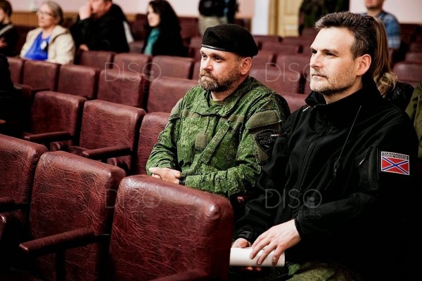 8 Mayıs 2015 tarihinde Donbass’daki Alchevsk Uluslararası Forumu’na katılan Komutanlar Alexei Mozgovoi ve Alexey Markov