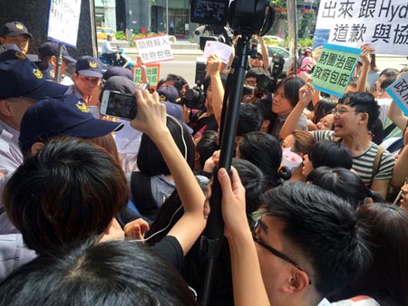 Fabrikaları Kapanan Koreli İşçiler Protesto İçin Geldikleri Tayvan’da Sınırdışı Edildiler