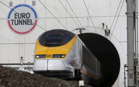 Calais'deki yüksek hızlı Eurostar treni , Fransa yakınlarındaki Coquelles Kanal Tüneline, çıkıyor