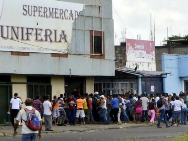 Venezuela-supermarket-looting-reuters-640x480