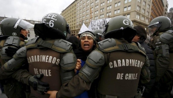 27 Ağustos 2015’de Şili’de güneyden gelen kamyonculardan sonra, Mapuçe eylemcilerin geldiği Santiago şehrinde, eylemcileri dağıtmaya çalışan çevik kuvvet polisi | Fotoğraf: Reuters