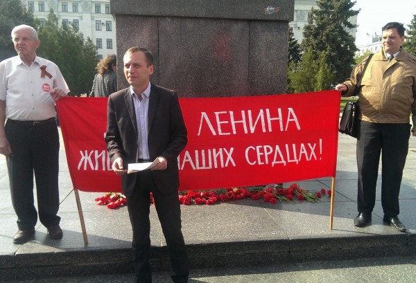 Maxim Chalenko 2015 yılı Mayıs ayında düzenlenen Lugansk mitinginde konuşuyor. Fotoğraf: Komünist Partisi - Lugansk Bölge Komitesi