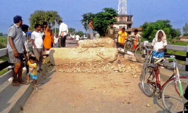 Pazartesi günü, Rautahat içindeki Jhanja Köprüsü, Gaur-Chandranigahapur boyunca yol kesen yerliler