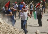 Filistinliler Beytüllahim yakınlarındaki Beyt Jala’da işgal altındaki Batı Şeria kenti ile İsrail’i ayırmak için yapılan bariyeri ve İsrail rejiminin Filistin topraklarına el koymasını protesto etmek için işgalci İsrail askeri polislerine taş atıyorlar…