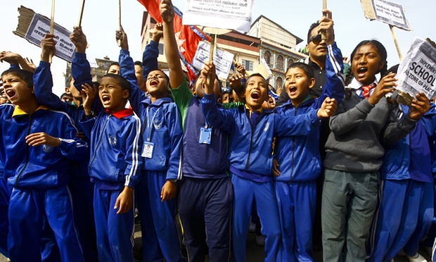 Katmandu’da öğrenciler ülke yakıtının çoğunu sağlayan Hindistan ile Nepal arasındaki ana güney sınır kapısının kapatılmasını protesto ettiler. Fotoğraf: Corbis