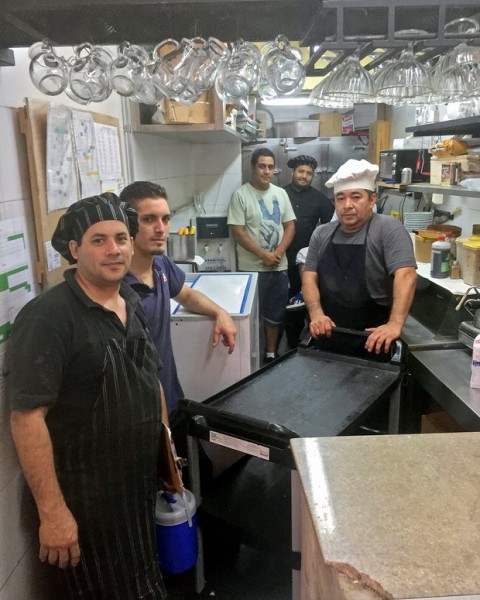 Mutfağın baş şefi Sergio Cano diğer kurucu işçilerle birlikte - Fotoğraf: Matt Kennard