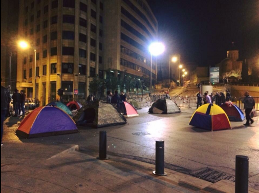 #YouStink  eylemcileri Pazartesi günü düzenlenecek eylem için meydanda çadır kurmaya başladılar