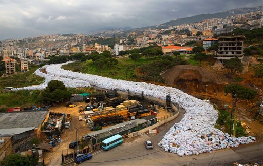 Beyrut sokaklarında yığılan çöp atıklar. Fotoğraf: Hassan Ammar