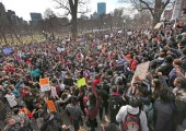 ABD: Binlerce Öğrenci Eğitim Kesintilerini Protesto Etti