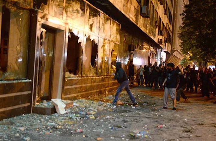 Makedonya: Protestocular Başbakanlık Ofisini Harabeye Çevirdi