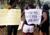Uganda:  Mini Etek ve Tayt Yasağına Direniş Liselerde Sürüyor