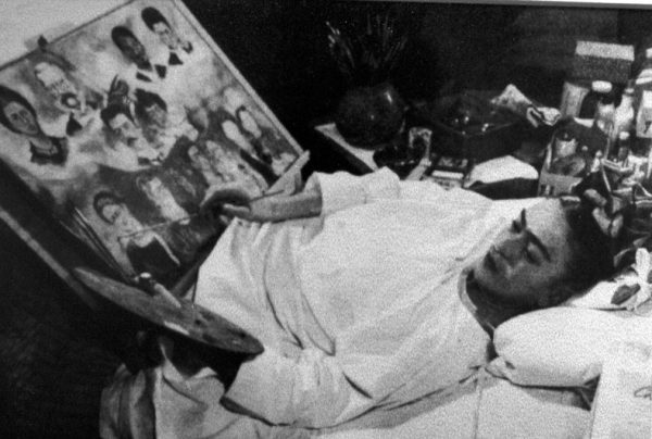 1950 Yılında, hastanede aile ağacını resmeden Frida Kahlo portresi / Fotoğraf: EFE