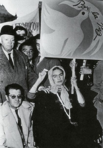 Frida'nın halka açık son eylemi; Juan O'Gorman ve Diego Rivera ile birlikte, 2 Temmuz 1954 tarihinde Guatemala’daki CIA Varlığı protestosu / Fotoğraf: Public Domain