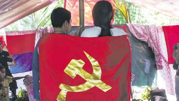 Maymay ve Diane’nin bağlılık yemini ettiği lezbiyen düğününde, altın rengi orak, çekiçli kızıl bir bayrak asıldı ve düğün alayı ağır silahlı gerillalar tarafından korundu; onların aşkı Mindanao’daki Filipinler Komünist Partisi tarafından düzenlenen ilk lezbiyen düğün töreni oldu… Karlos MANLUPIG / Inquirer MINDANAO