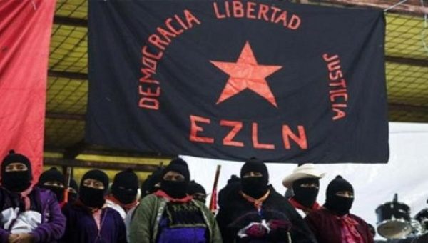 Zapatistalar, 31 Aralık 2013 tarihinde Oventic’deki yerli isyanının 20. yıldönümü kutlamaları sırasında Zapatista bayrağı altında duruyorlar | Fotoğraf: Reuters
