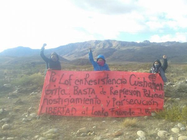Lof Cushaman sakinleri, polis baskısının, zulmün, tacizin son bulması çağrısı ile topluluk önderi Facundo Huala için özgürlük talep eden pankart taşıyorlar. (Fotoğraf: Lof Cushaman en Resistencia)