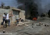 Kafr Qaddum’daki haftalık protestolar sırasında atılan taşlar ve ateşe verilen lastikler. Ağustos, 28, 2016 (Ören Ziv / Activestills.org)
