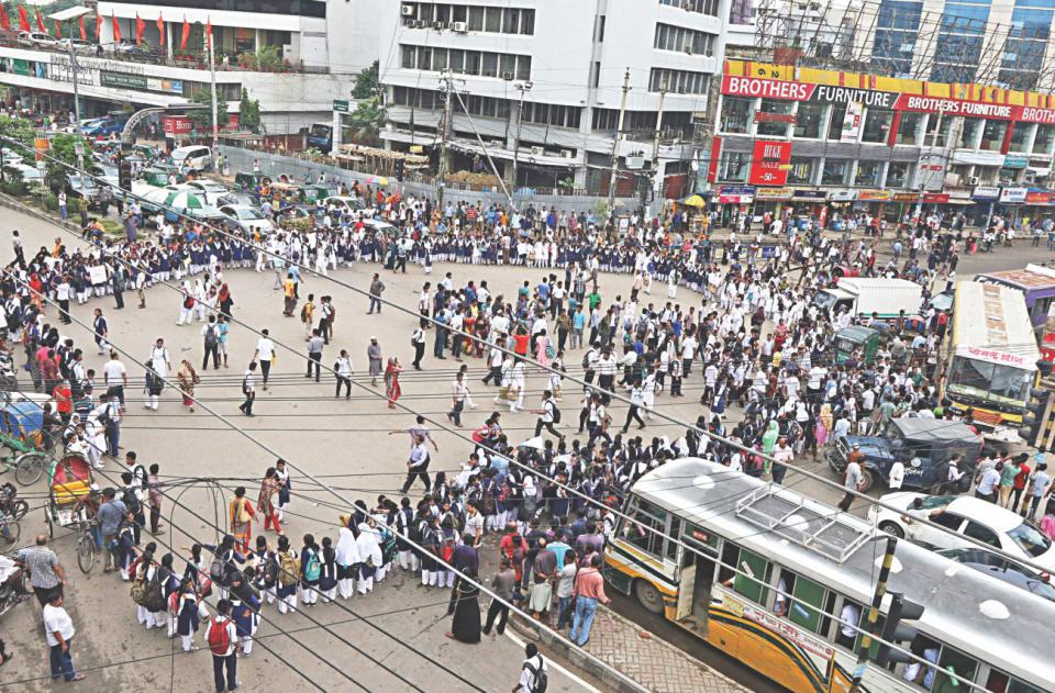 Bangladeş: Öğrenciler Arkadaşlarının Katilinin Tutuklanması İçin Yolları Kestiler