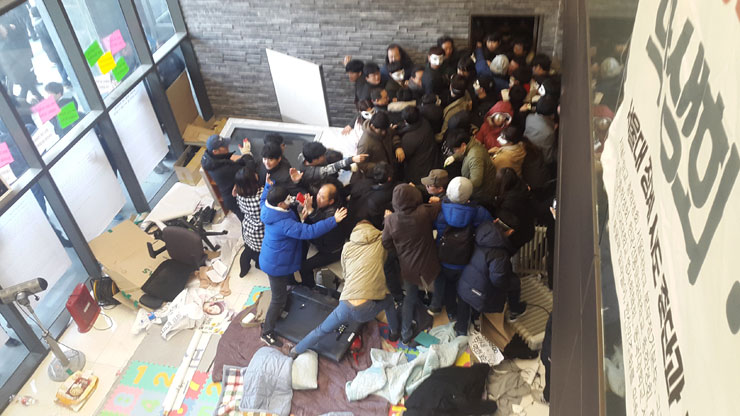 Güney Kore: Öğrencilerin Kar Amaçlı Kampüse Karşı 150 Günlük Protestosu Sonlandı