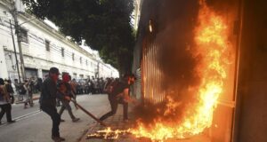 Guatemala: Salgında Direniş Sürüyor, Meclis Ateşe Verildi [Fotohaber]