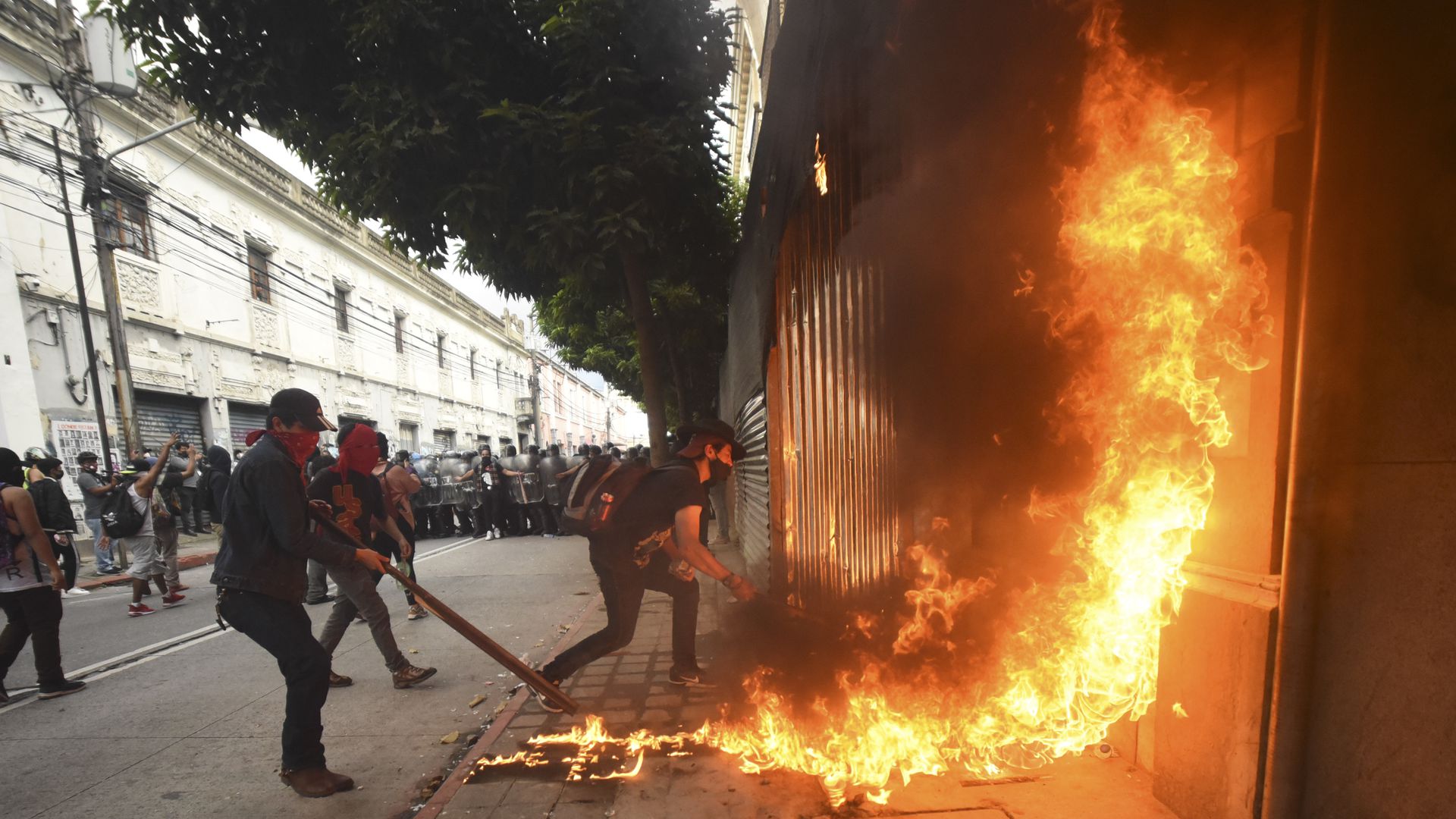 Guatemala: Salgında Direniş Sürüyor, Meclis Ateşe Verildi [Fotohaber]